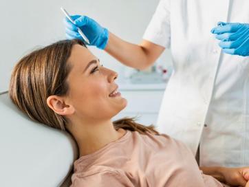 Entspanntes Lächeln dank Botox – Behandlung bei Bruxismus und Falten